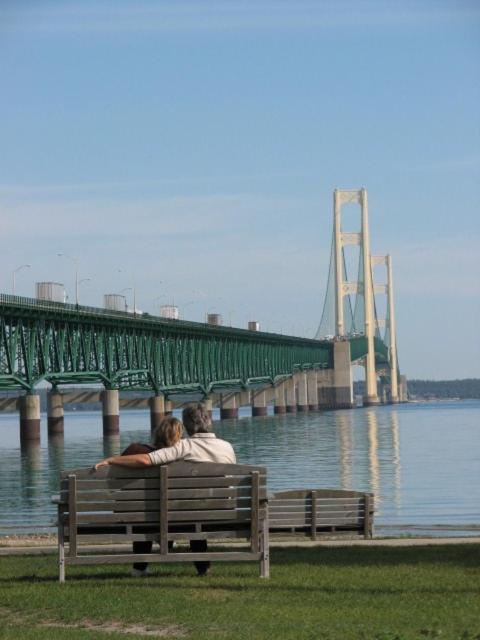 Parkside Inn Bridgeview Mackinaw City Buitenkant foto