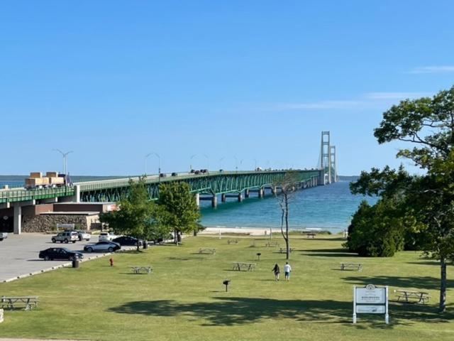 Parkside Inn Bridgeview Mackinaw City Buitenkant foto