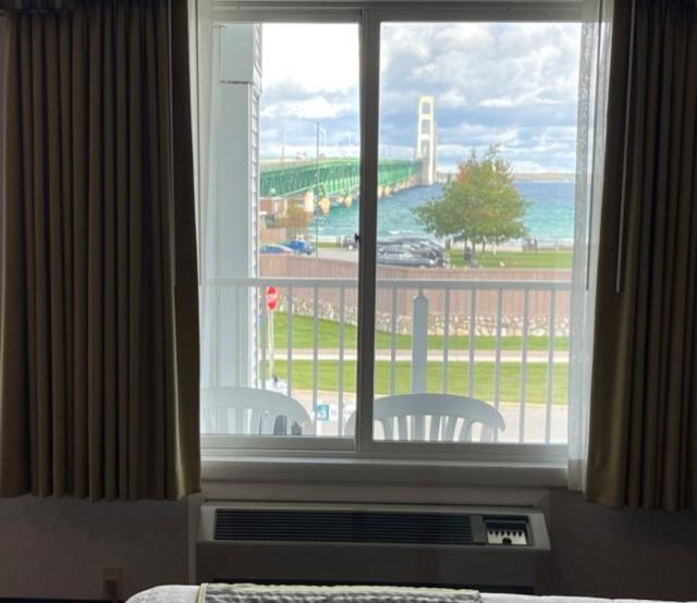 Parkside Inn Bridgeview Mackinaw City Buitenkant foto