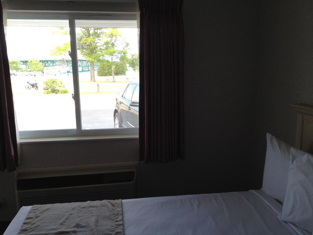 Parkside Inn Bridgeview Mackinaw City Buitenkant foto