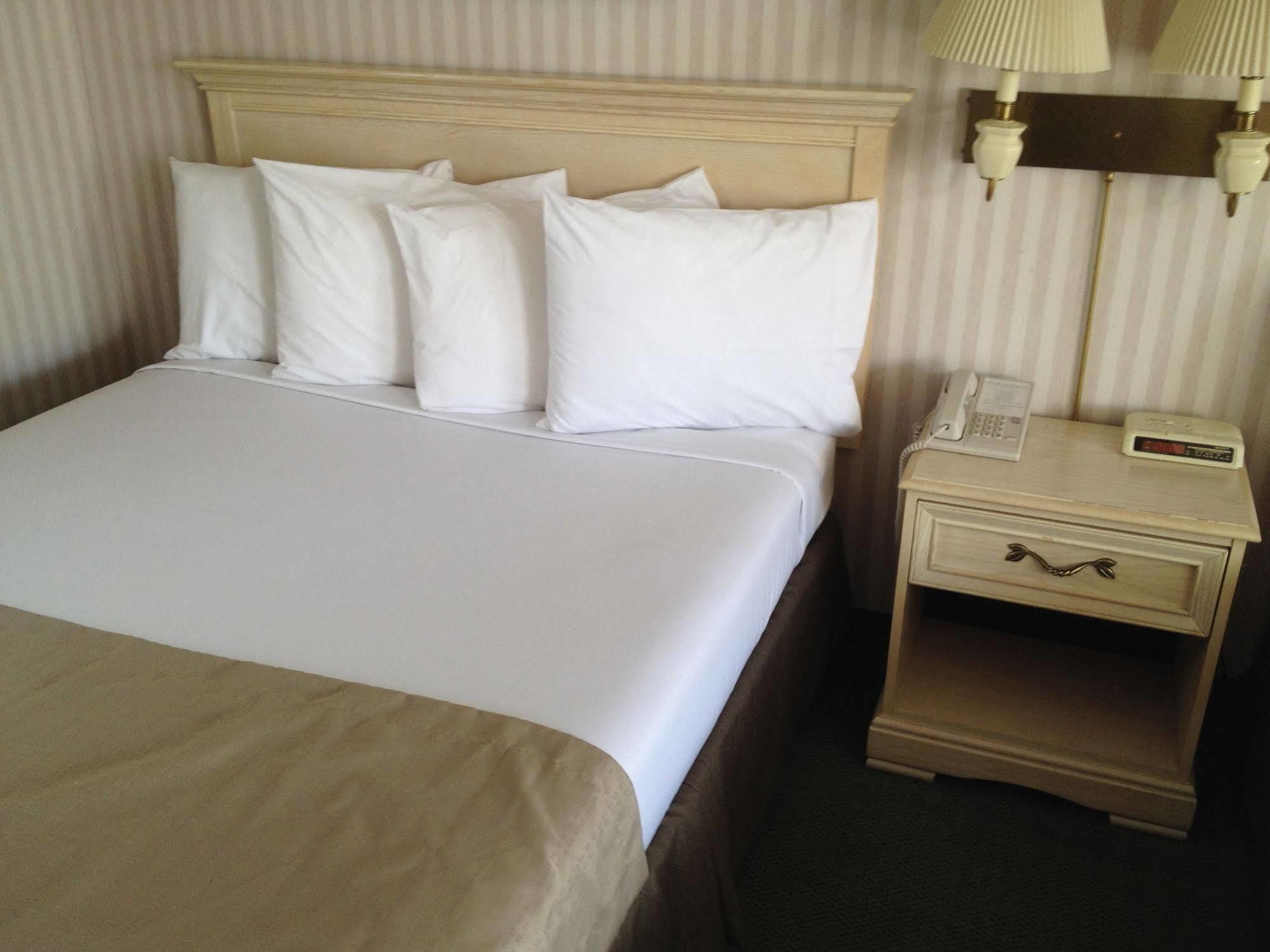 Parkside Inn Bridgeview Mackinaw City Buitenkant foto