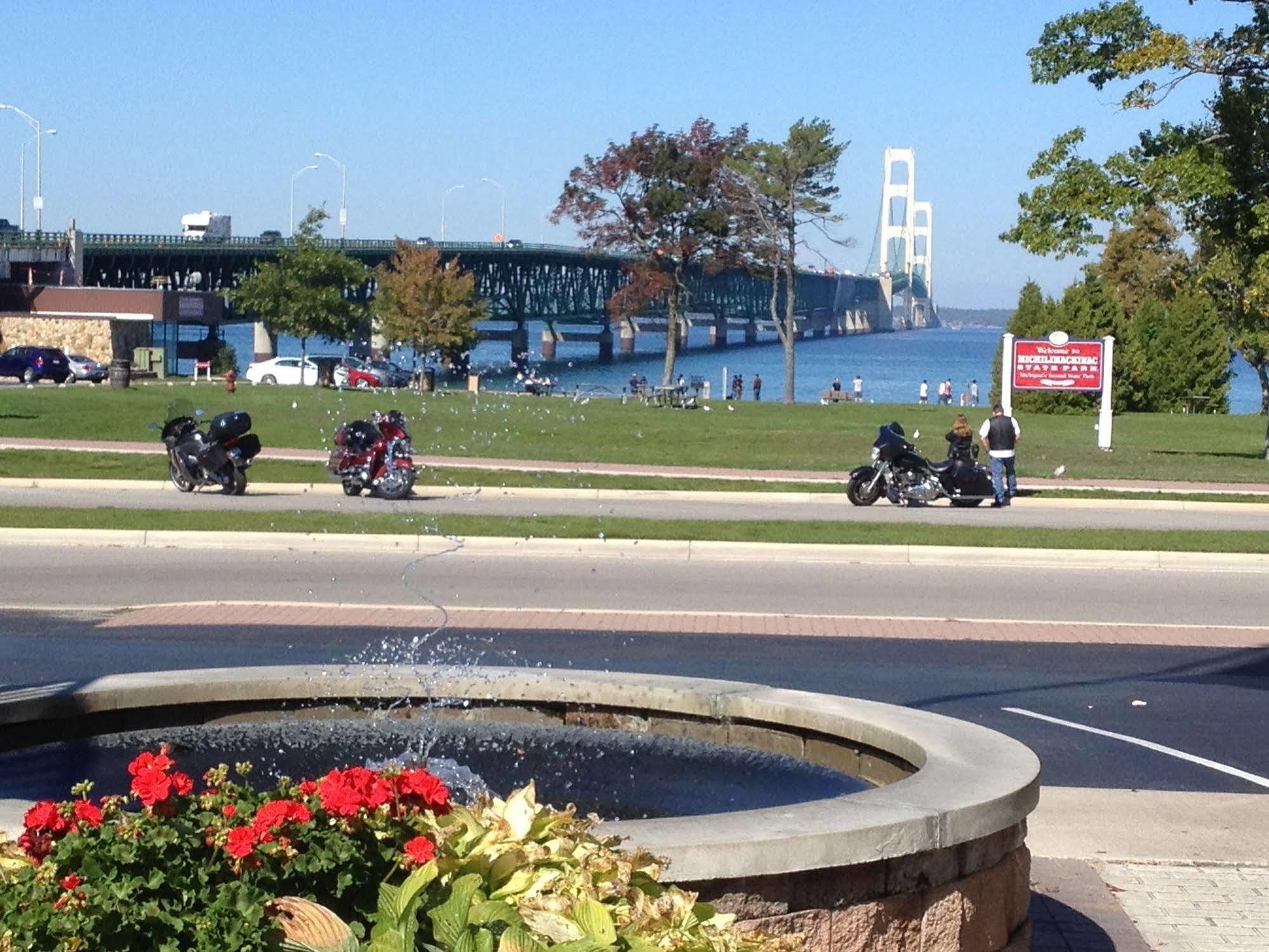Parkside Inn Bridgeview Mackinaw City Buitenkant foto